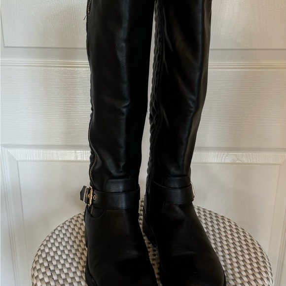 Comfortable classic black boot with gold hardware sz 7.5 - Picture 12 of 16